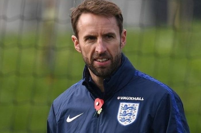 Gareth Southgate saat memimpin sesi latihan timnas Inggris di St George's Park, Burton on Trent, Inggris, 8 November 2016.