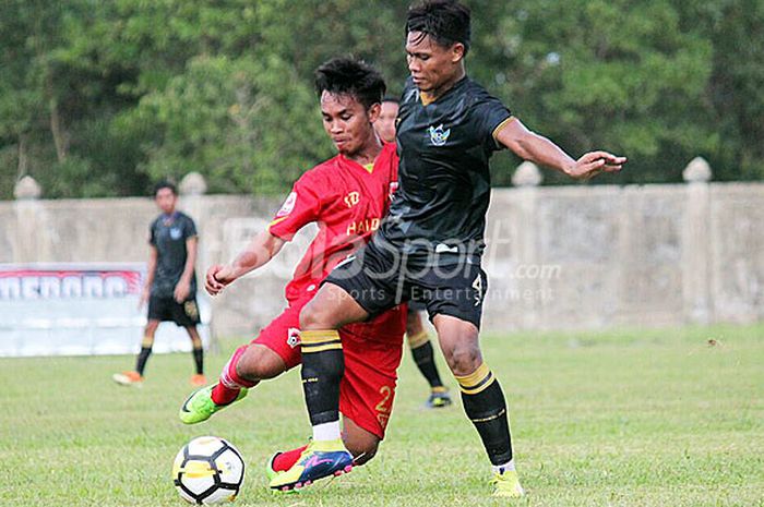 Pemain Persegres, Wismoyo Yudistio (hitam) berebut bola dengan pemain Kalteng Putra, Muhammad Rais (merah) pada laga Liga 2, Rabu (4/7/2018) di Stadion Tuan Pahui Palangkaraya.