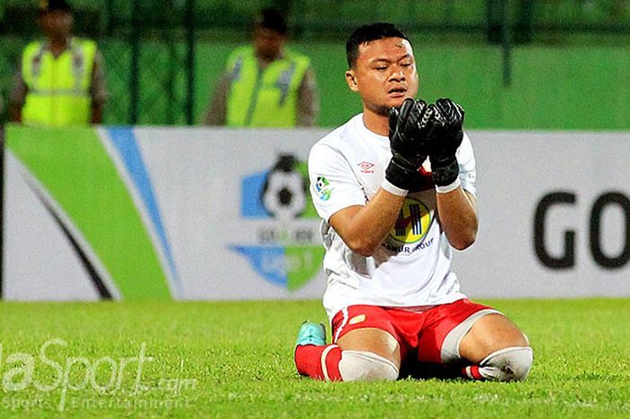 Penjaga gawang Barito Putera, Dian Agus Prasetyo, berdoa seusai timnya mengalahkan Perseru Serui pada laga pekan ke-9 Liga 1 2018 di Stadion Gajayana Malang, Jawa Timur, Kamis (17/05/2018) malam.