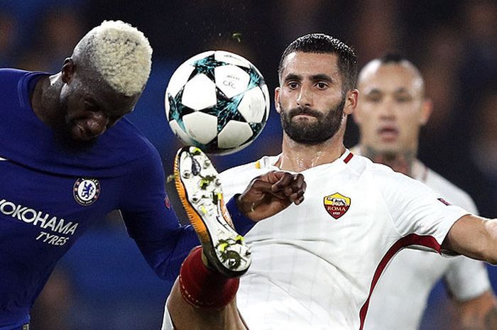   Gelandang Chelsea, Tiemoue Bakayoko (kiri), berebut bola dengan gelandang AS Roma, Maxime Gonalons, dalam laga Liga Champions 2017-2018 di Stadion Stamford Bridge, London, Inggris, pada 18 Oktober  2017.  