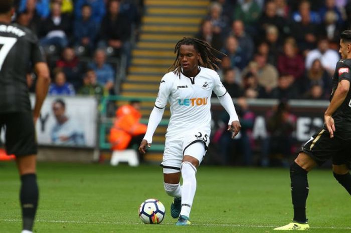 Gelandang Swansea, Renato Sanches, beraksi di partai Liga Inggris kontra Newcastle United di Liberty Stadium pada Minggu (10/9/2017).