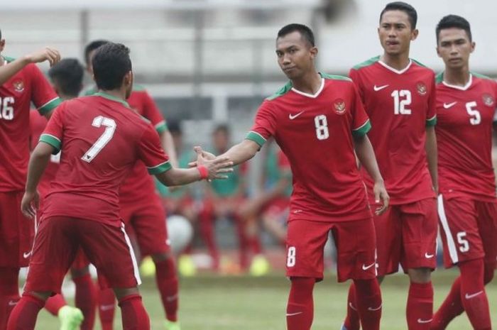 Gelandang timnas Indonesia, Muhammad Hargianto, menepuk tangan Gian Zola sementara Bagas Adi Nugroho (paling kanan) mengamati pada laga persahabatan internasional Indonesia kontra Myanmar di Stadion Pakansari, Cibinong, Kab Bogor, pada Selasa (21/3/2017). 