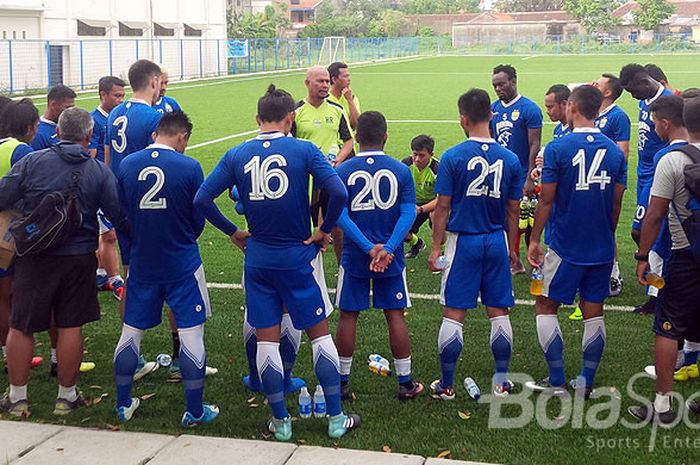 Caretaker Persib, Herrie Setyawan memberikan pengarahan kepada pemain Maung Bandung di Lapangan Lodaya, Kota Bandung, Jumat (18/8/2017). 