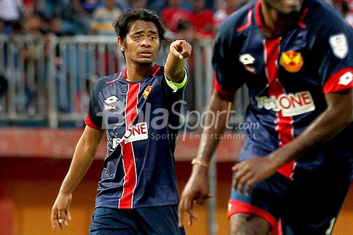 Kapten tim Selangor FA, Ilham Udin Armayn, memberi instruksi kepada rekan-rekannya saat melawan Madura United dalam laga uji coba di Stadion Ratu Pamelinggan Pamekasan, Jawa Timur, Selasa (4/9/2018) sore.