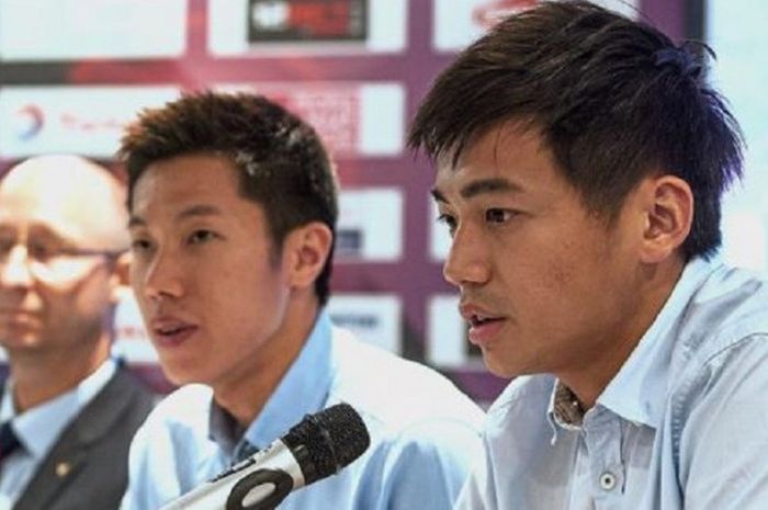   Pasangan ganda putra Malaysia, Goh V Shem/Tan Wee Kiong, memberikan keterangan pers seusai mengadakan pertemuan dengan Asosiasi Bulu Tangkis Malaysia (BAM), Rabu (30/8/2017).  