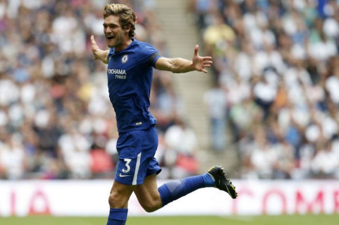 Aksi selebrasi pemain Chelsea, Marcos Alonso, seusai menjebol gawnag Tottenham Hotspur dalam laga di Wembley Stadium, Minggu (20/8/2017)