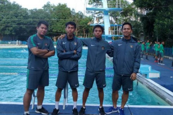 Tim medis timnas U-19 Indonesia: duo masseur Nurul Amin dan  Ade Muhammad Muslim, dr Ifran Akhmad, serta fisiotepis Asep Azis Muslim (dari kiri ke kanan). 