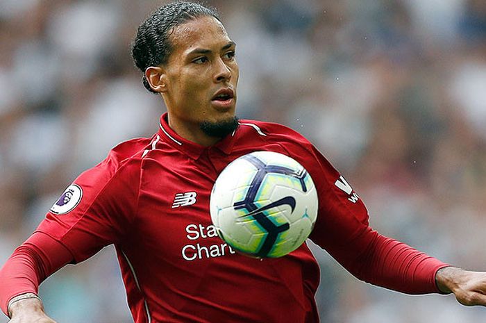  Bek Liverpool, Virgil van Dijk, saat tampil melawan Tottenham Hotspur dalam laga lanjutan Liga Inggris 2018-2019 di Stadion Wembley, London, pada 15 September 2018. 