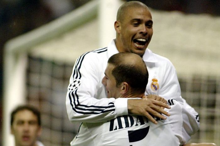 Ronaldo (atas) memeluk Zinedine Zidane setelah mencetak gol untuk Real Madrid dalam laga Liga Champions di Santiago Bernabeu, Madrid, 18 Februari 2003.