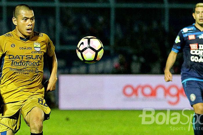 Aksi penyerang Persib Bandung,  Tantan,  saat tampil melawan Arema FC dalam laga pekan ke-19 Liga 1 di Stadion Kanjuruhan Malang,  Jawa Timur,  Sabtu (12/08/2017) malam.