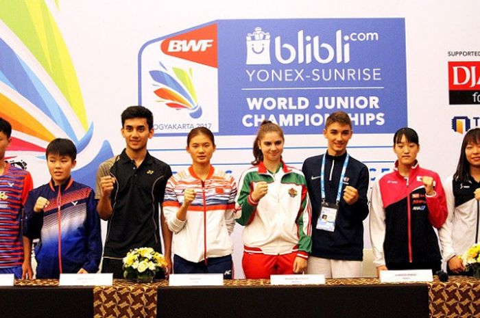 Sejumlah atlet mancanegara berpose dalam sesi konferensi pers kejuaraan dunia junior 2017 di GOR Among Rogo, Yogyakarta, Minggu (8/10/2017).