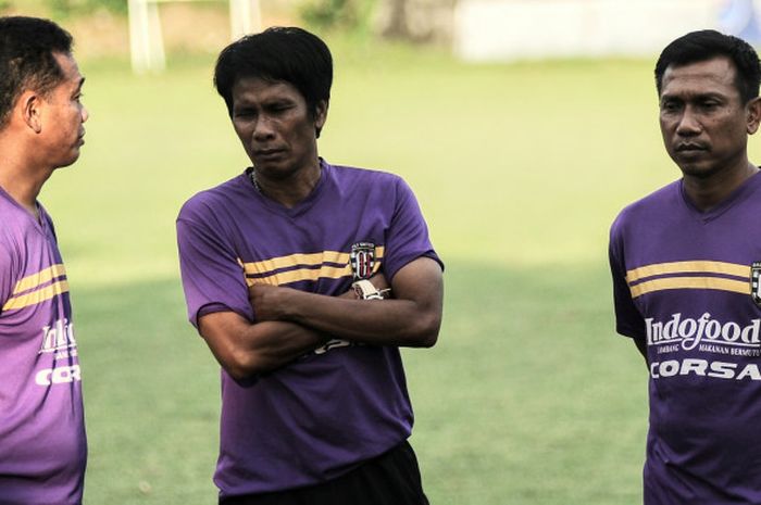 Widodo Cahyono Putro (kanan) berdiskusi dengan kedua stafnya, Eko Purdjianto (kiri) dan I Made Pasek Wijaya (tengah) disela-sela latihan Bali United di Lapangan Trisakti, Legian, Minggu (18/3/2018) sore.