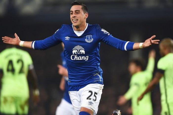 Pemain bertahan Everton, Ramiro Funes Mori, melakukan selebrasi seusai mencetak gol ke gawang Manchester City di leg I semifinal Capital One Cup di Goodison Park, Rabu (6/1/2016) atau Kamis dini hari WIB.