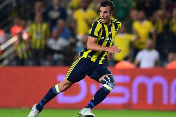 Penyerang Fenerbahce, Robin van Persie, beraksi pada laga Kualifikasi Babak Ketiga Liga Europa kontra Sturm Graz di Ukler Stadium, Istanbul, 3 Agustus 2017.