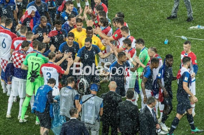 Para pemain Prancis sebagai juara Piala Dunia 2018 mendapatkan guard of honour dari timnas Kroasia setelah memenangi partai final di Stadion Luzhniki, Moskow, 15 Juli 2018.