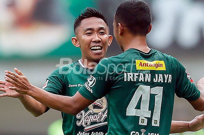 Kapten tim Persebaya Surabaya, Rendi Irawan, kiri merayakan gol bersama rekan setimnya, Irfan Jaya, saat melawan PSIS Semarang pada pertandingan 8 besar Liga 2 di Stadion Gelora Bandung Lautan Api, Bandung, Jawa Barat, Rabu (15/11/2017). 