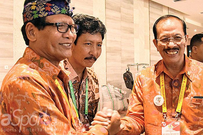 Ketua Umum KONI Bali, I Ketut Suwandi, (kiri) berjabat tangan dengan Sekretaris Umum KONI Bali, Cok Oka Darmawan (kanan) pasca bidding PON 2014 di Gedung Bidakara, Jakarta, Selasa (24/4/2018).