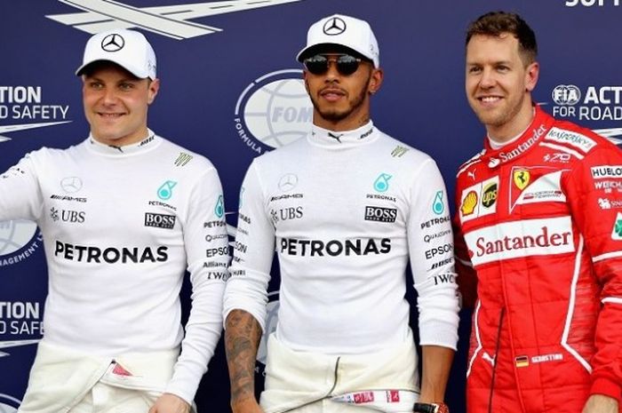 Dari kiri ke kanan, Valtteri Bottas (Mercedes), Lewis Hamilton (Mercedes), Sebastian Vettel (Ferrari), berpose setelah menjalani sesi kualifikasi GP Australia di Sirkuit Melbourne Grand Prix, Albert Park, Sabtu (25/3/2017).