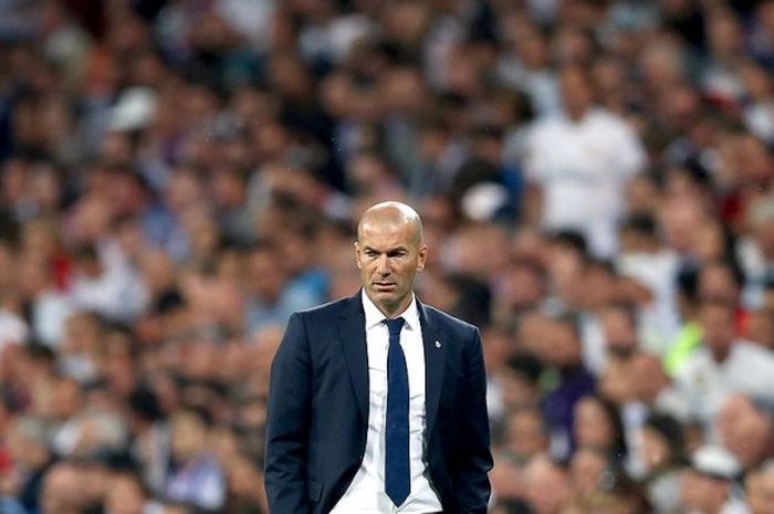 Gestur pelatih Real Madrid, Zinedine Zidane, saat mengawal timnya menghadapi Atletico Madrid dalam laga leg pertama semifinal Liga Champions 2016-2017 di Stadion Santiago Bernabeu, Madrid, (2/5/2017).