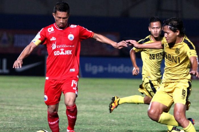   Kapten Persija Jakarta Ismed Sofyan dikakawal gelandang Bhayangkara FC Adam Alis di Stadion Sultan Agung, Bantul, Jumat (27/7/2018).  