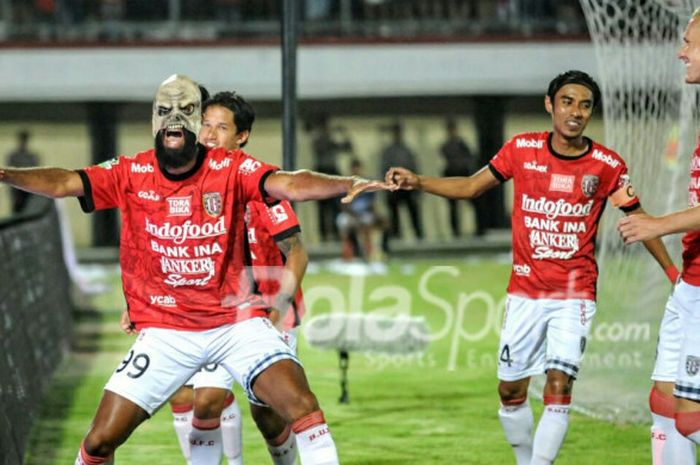 Penyerang Bali United, Sylvano Comvalius, merayakan golnya seusai membobol gawang Sriwijaya FC pada pertandingan Liga 1 di Stadion Kapten I Wayan Dipta, Senin (30/10/2017). 