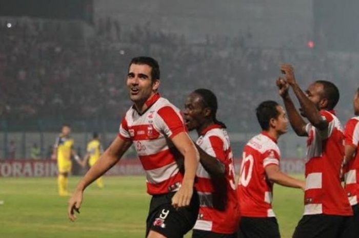 Senyum bahagia penyerang Pablo Rodriguez usai mencetak gol kedua Madura United ke gawang Persiba di Stadion Gelora Bangkalan, Senin (13/6/2016) malam.  
