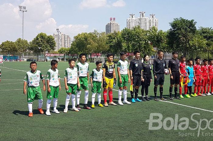 Tim pelajar U-12 Indonesia berpose dengan tim U-12 Myanmar dalam duel  perdana di Grup B  di lapangan sintetis di Olimpic Sport Stadium, Qinhuangdao, Senin (7/8) pagi. 