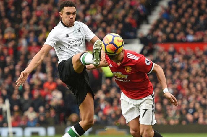  Bek Liverpool, Trent Alexander-Arnold, berduel dengan penyerang Manchester United, Alexis Sanchez, pada laga Liga Inggris di Stadion Old Trafford, Manchester, Sabtu (10/3/2018). 