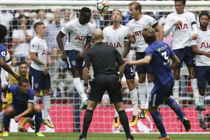 Bek Chelsea, Marcos Alonso, melepas tembakan bebas yang menembus gawang Tottenham Hotspur dalam laga Liga Inggris Chelsea versus Tottenham Hotspur di Wembley Stadium, Minggu (20/8/2017)
