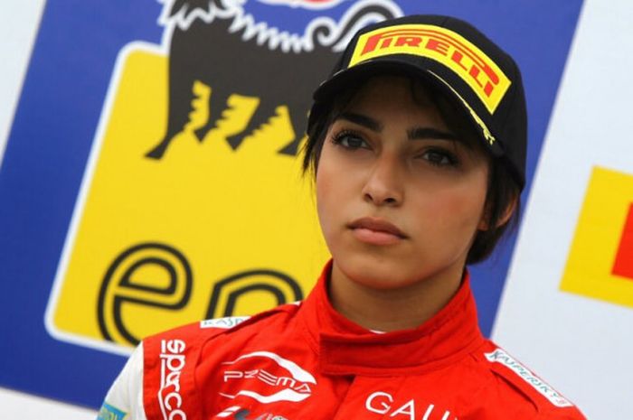Seorang pebalap wanita Formula 4 dari tim Pertamina Prema Theodore Racing, Amna AL Qubaisi.