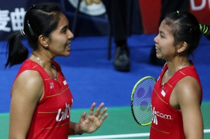 Pasangan ganda putri Indonesia, Nitya Krishinda Maheswari (kiri)/Greysia Polii, berdiskusi saat menghadapi pasangan Denmark, Maiken Fruergaard/Saya Thygesen, pada babak kedua Denmark Terbuka di Odense Sports Park, Kamis (20/10/2016).