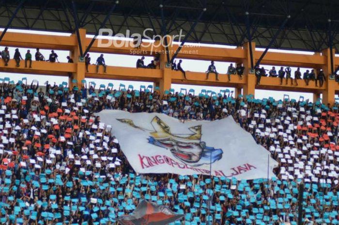 Aksi tak kalah keren ditunjukkan ordo pendukung PSIS Semarang dari Snex di tribune timur Stadion Moch Soebroto, Kota Magelang, 4 November 2018, saat skuat Mahesa Jenar menjamu Arema FC pada lanjutan Liga 1 2018. 