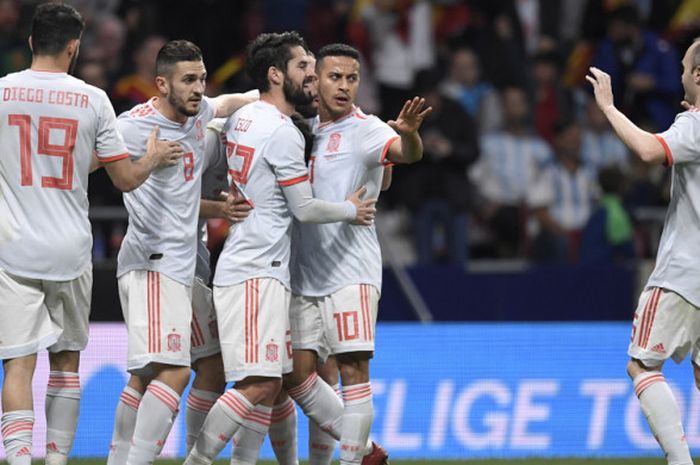 Isco dan para pemain tim nasional Spanyol merayakan salah satu dari empat gol yang berhasil mereka cetak ke gawang Argentina dalam laga uji coba di Stadion Wanda Metropolitano, Madrid, Spanyol, pada Selasa (27/3/2018).