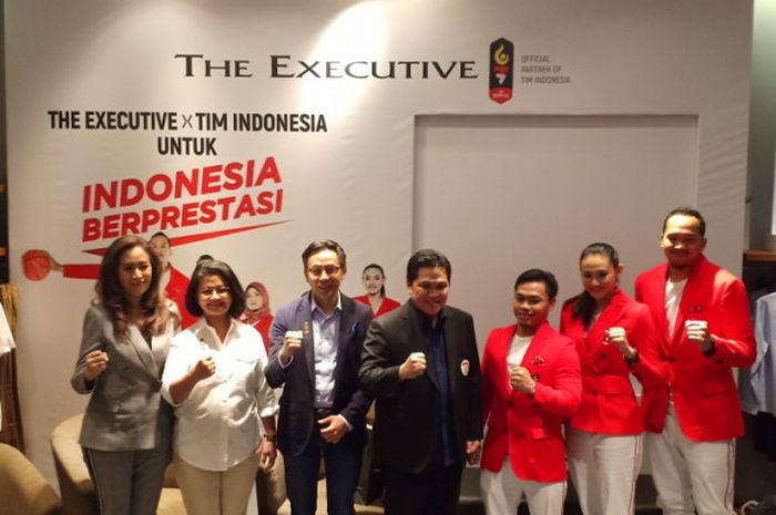 Ketua INASGOC, Erick Thohir (tengah), berfoto bersama Presiden Direktur PT DELAMIBRANDS Kharisma Busana, Thomas Farial (ke-3 dari kiri), dan tiga atlet Indoensia, (baju merah, kanan ke kiri) Arki Wisnu, Pungky Afriecia, dan Eko Yuli, dalam acara peresmian The Executive sebagai official partner kontingen Indoensia di Asian Games di Lotte Shopping Avenue, Kuningan, Jakarta, pada Kamis (26/7/2018).