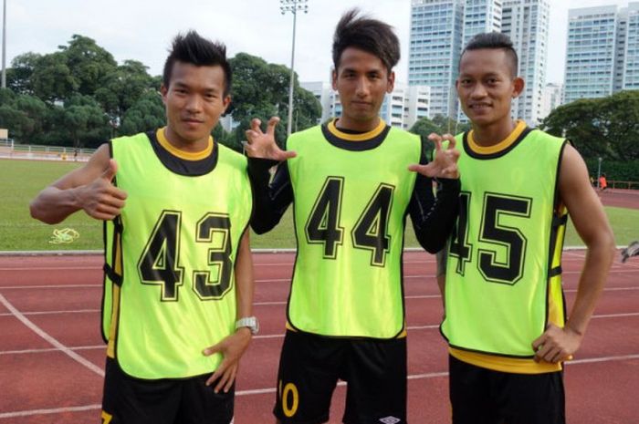 Trio pemain Myanmar: Aung Kyaw Naing, Nanda Lin Kyaw Chit, dan Kyaw Zayar Win (kiri ke kanan) saat masih membela klub Liga Singapura, Balestier Khalsa pada musim 2017. 