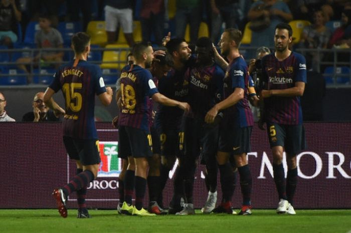 Para pemain Barcelona merayakan gol yang dicetak Ousmane Dembele ke gawang Sevilla dalam partai Piala Super Spanyol di Grand Stade de Tanger, Minggu (12/8/2018)