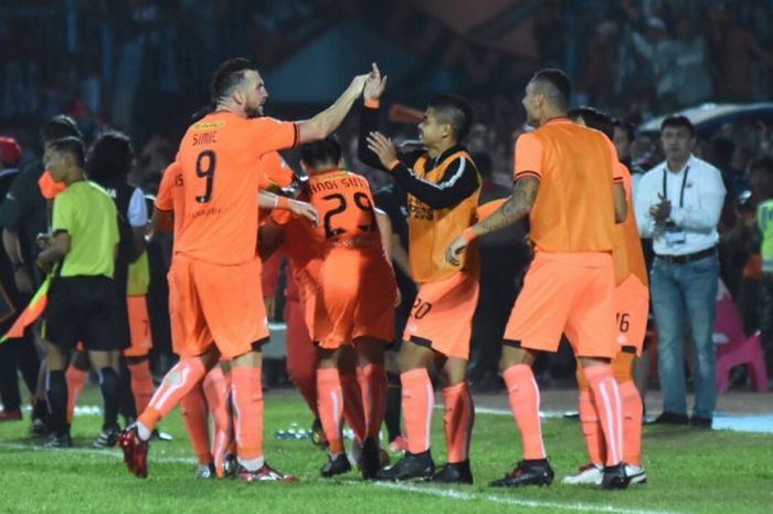 Marko Simic disambut para pemain Persija seusai membobol gawang Arema FC pada pekan ke-19 Liga 1 2018 di Stadion Kanjuruhan di Kabupaten Malang, Minggu (5/8/2018) malam.