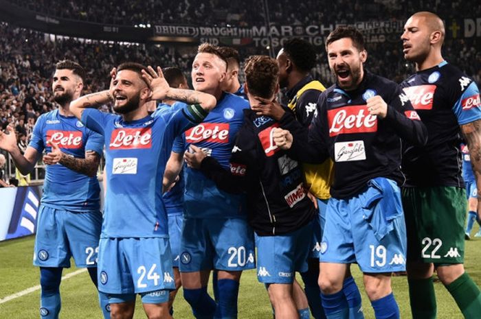 Para pemain Napoli merayakan kemenangan atas Juventus dalam laga Liga Italia di Stadion Allianz, Turin pada 22 April 2018.