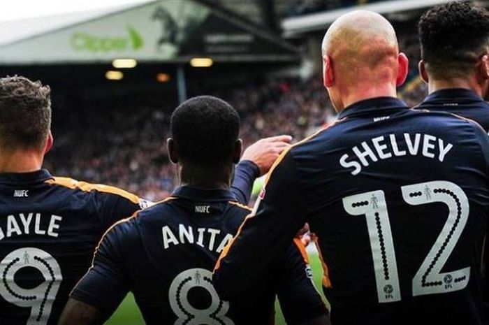 Para pemain Newcastle United bersama-sama merayakan gol Dwight Gayle ke gawang Leeds United di Elland Road pada laga Minggu (20/11/2016) petang waktu setempat.