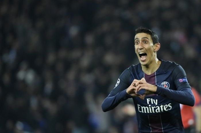 Winger Paris Saint-Germain, Angel Di Maria, merayakan gol yang dia cetak ke gawang FC Barcelona dalam laga leg pertama babak 16 besar Liga Champions di Stadion Parc des Princes, Paris, Prancis, pada 14 Februari 2017.