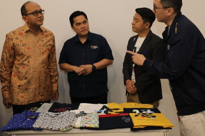 Ketua Inasgoc Erick Thohir (kedua dari kiri) meninjau merchandise Asian Games 2018 yang akan dijual ke masyarakat.