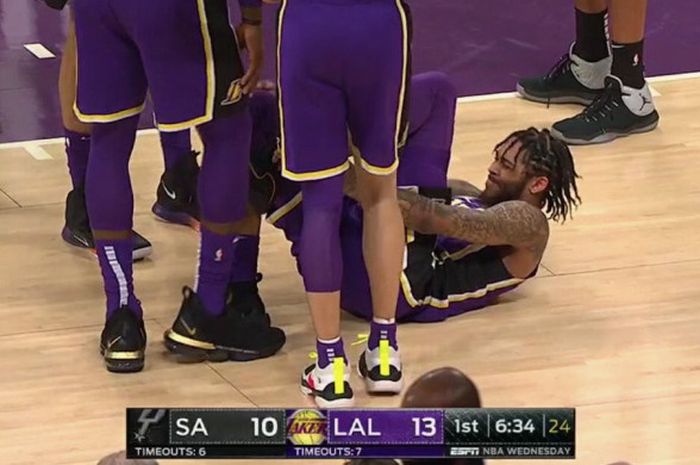 Brandon Ingram mengalami cedera di kaki kirinya di pertandingan antara LA Lakers melawan San Antonio Spurs, Kamis (6/12/2018).