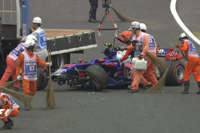 Mobil yang dikendarai pebalap Tim Toro Rosso, Carlos Sainz mengalami kerusakan berat setelah menabarak dinding pembatas pada FP2 F1 GP Jepang di Sirkuit Suzuka, Jepang (6/10/2017).