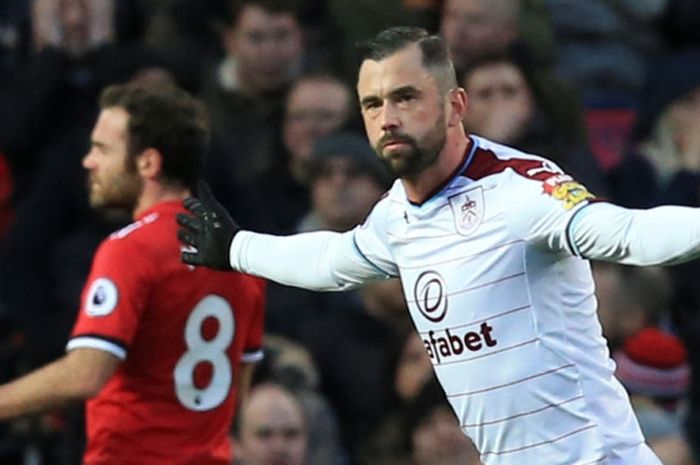 Gelandang Burnley, Steven Defour (kanan), merayakan gol yang dia cetak ke gawang Manchester United dalam laga Liga Inggris di Stadion Old Trafford, Manchester, pada 26 Desember 2017.