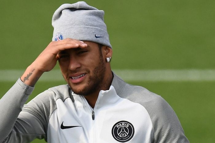 Striker Paris Saint-Germain, Neymar, menjalani sesi latihan di Saint-Germain-en-Laye, Paris, Prancis, pada 26 September 2017.