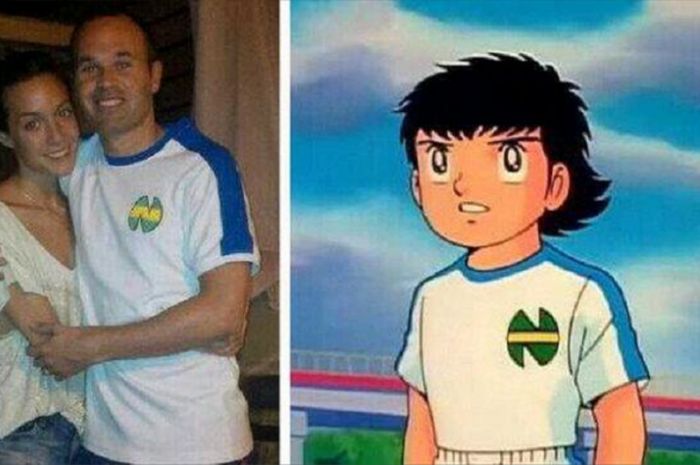 Andres Iniesta memakai baju tokoh anime Kapten Tsubasa