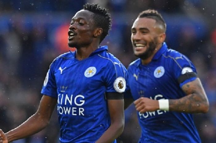 Pemain sayap Leicester City, Ahmed Musa, dikejar Danny Simpson saat merayakan gol ke gawang Crystal Palace pada laga Premier League, Sabtu (22/10/2016). 