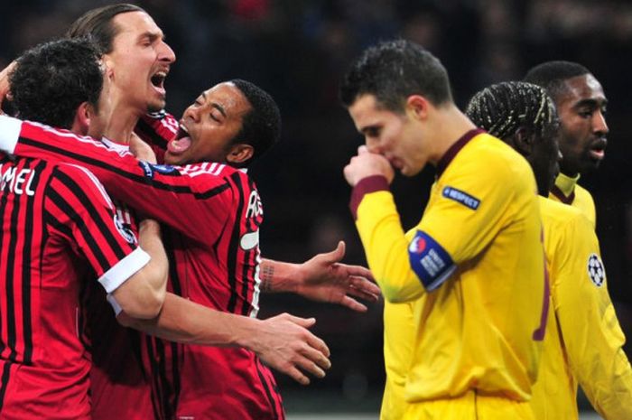 Para pemain AC MIlan, Mark van Bommel, Zlatan Ibrahimovic, dan Robinho merayakan gol ke gawang Arsenal sementara kapten The Gunners, Robin van Persie, berjalan melintas, pada laga leg 1 babak 16 besar Liga Champions di San Siro, Milan, 15 Februari 2012.