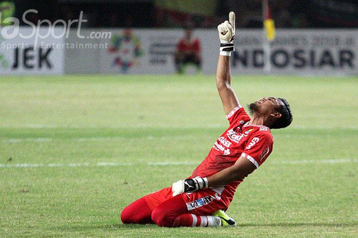 Penjaga gawang Persib Bandung, M Natshir, melakukan selebrasi seusai timnya berhasil mencetak gol ke