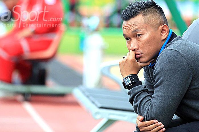 Ekspresi serius pelatih PS TNI, Rudy Eka Priyambada, saat mengamati timnya berlaga melawan Persebaya